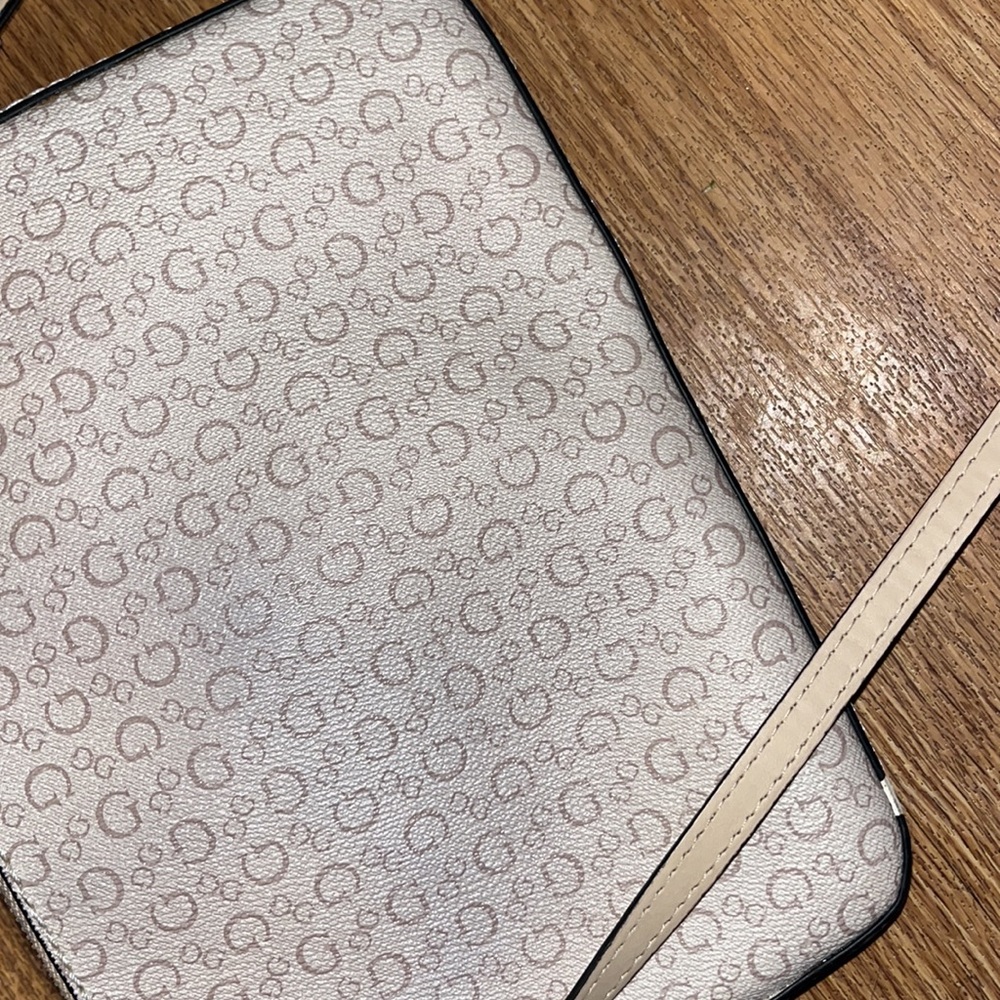 Guess - Picture 5 of 7